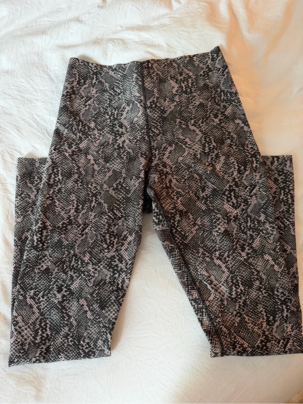 lululemon athletica Black & White Snake-Print Glow Up SHR Tight 28"